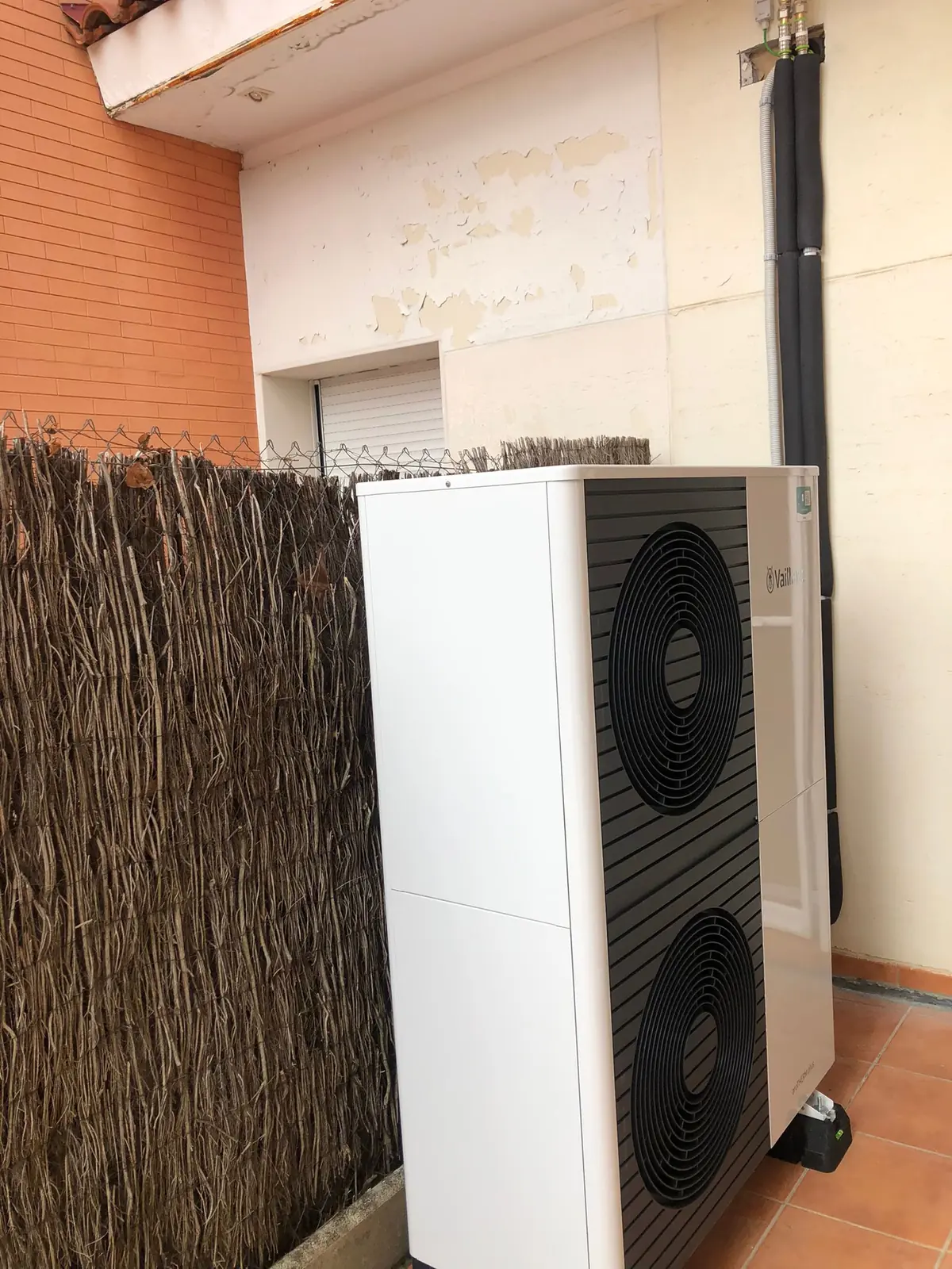 Unidad de aerotermia instalada
