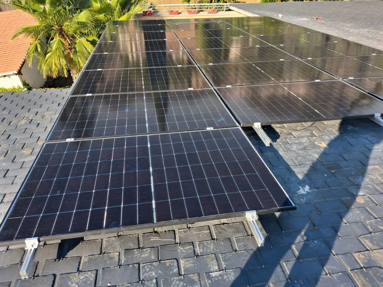 Paneles solares coplanares sobre cubierta